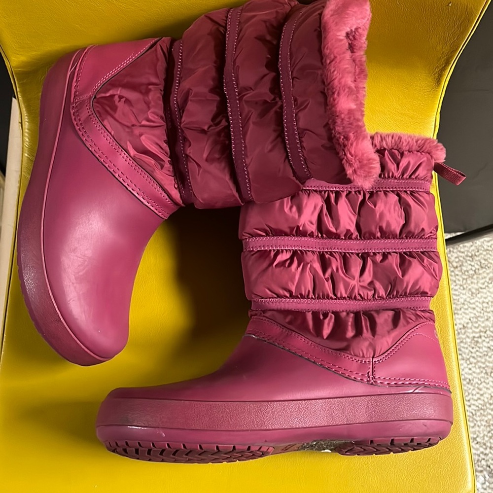 Crocs, great condition size 10, burgundy color